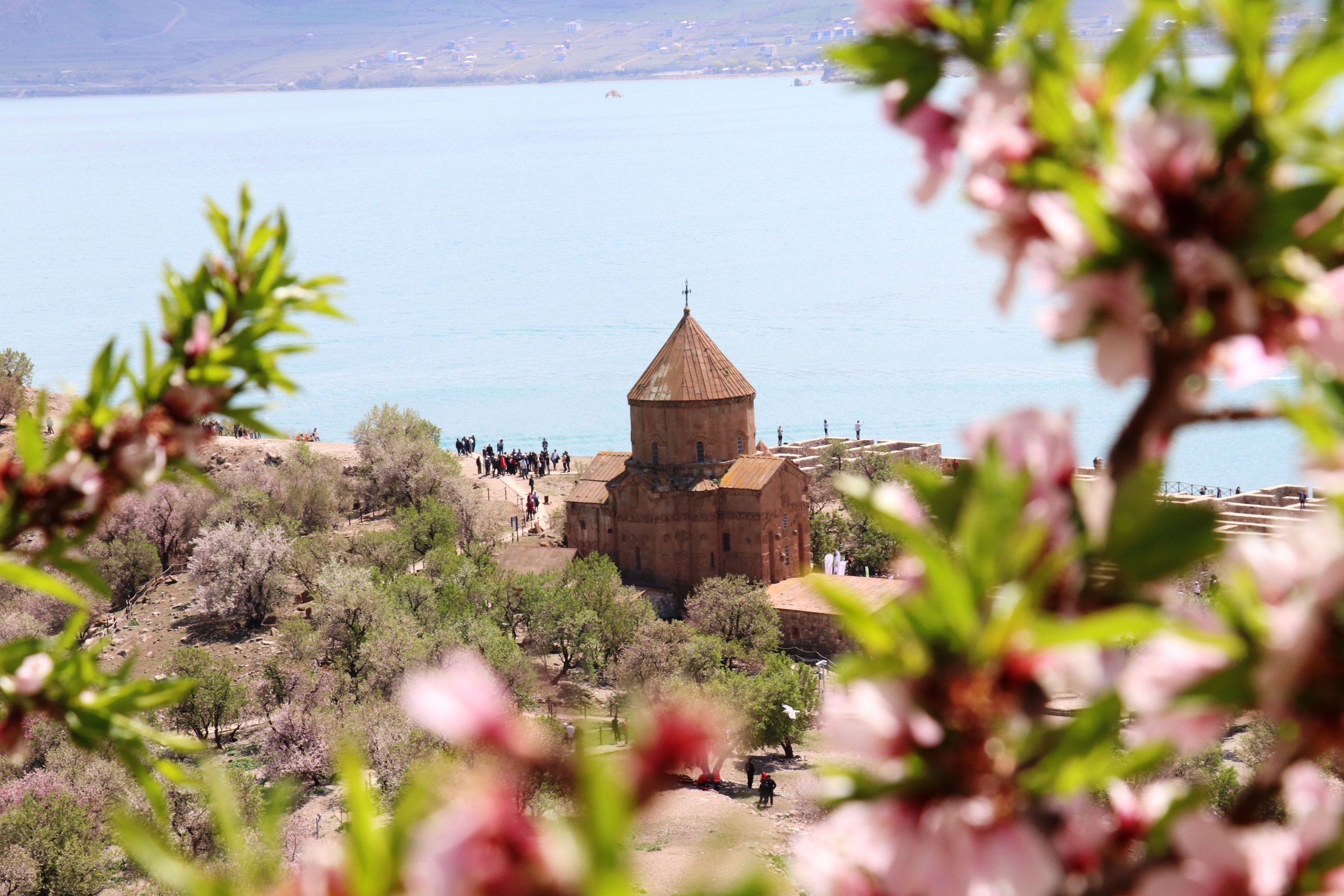 کلیسای آختامار یا آکدامار متعلق به ارمنیان در فصل بهار