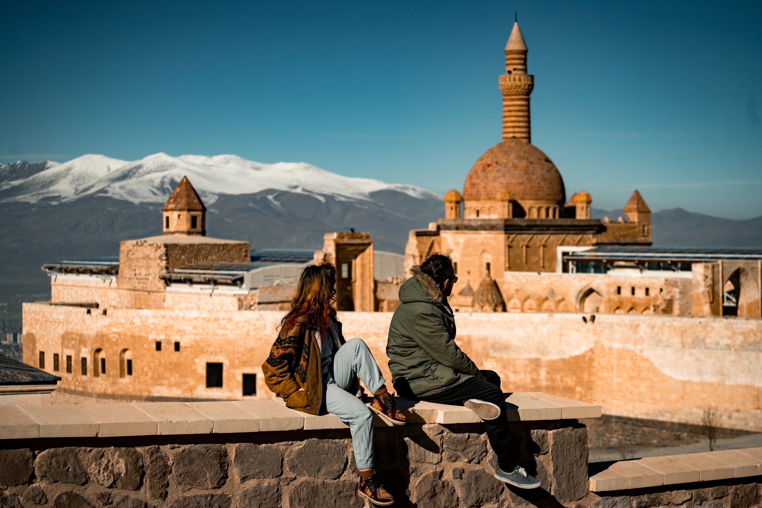 گردشگران خیره به مسجد زیبا و آثار قدیمی در شهر زیبای وان بابک گراند آسمان آبی